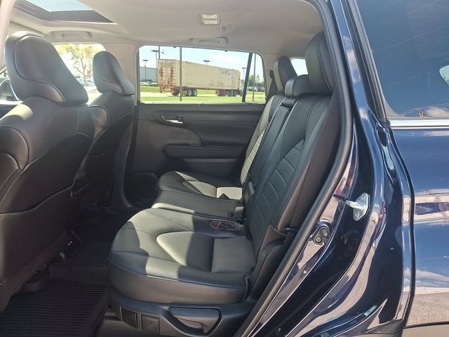 Used 2021 Toyota Highlander XLE AWD/4WD image 13