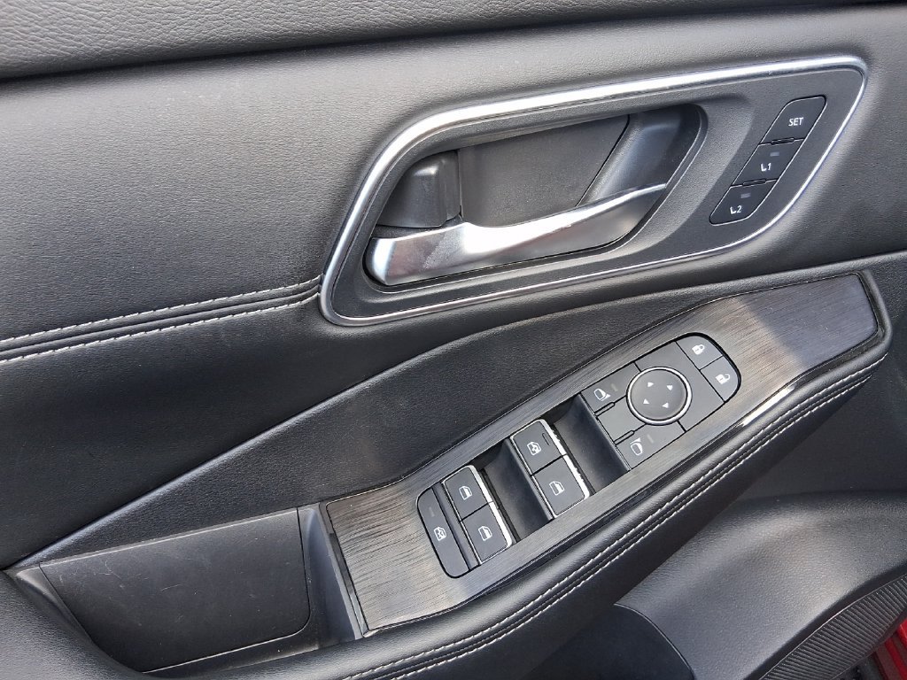 Used 2025 Nissan Rogue Platinum w/ Platinum Premium Package FWD image 14
