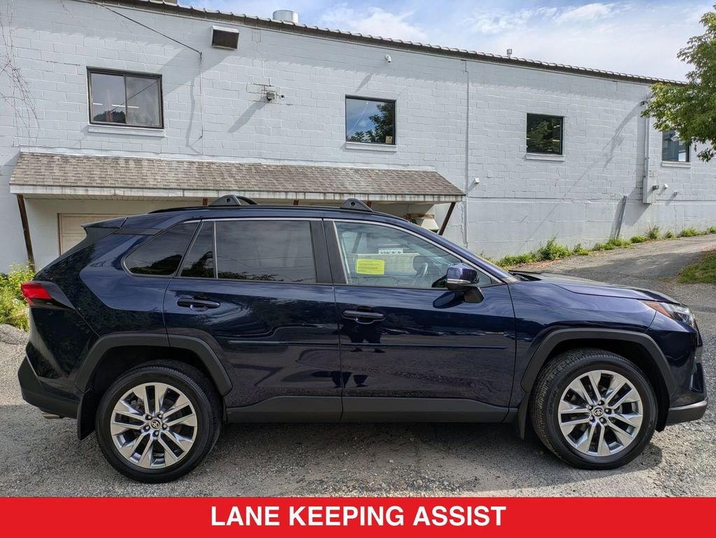 Used 2022 Toyota RAV4 XLE Premium image 4