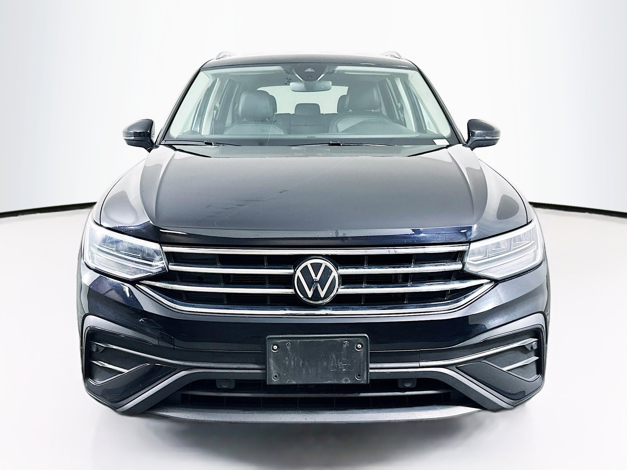 Used 2024 Volkswagen Tiguan SE image 2
