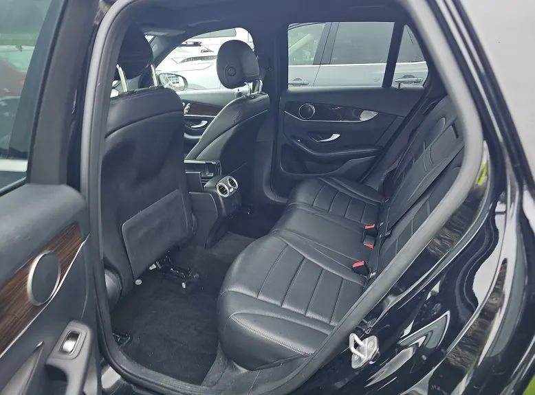 Used 2019 Mercedes-Benz GLC 300 4MATIC image 4