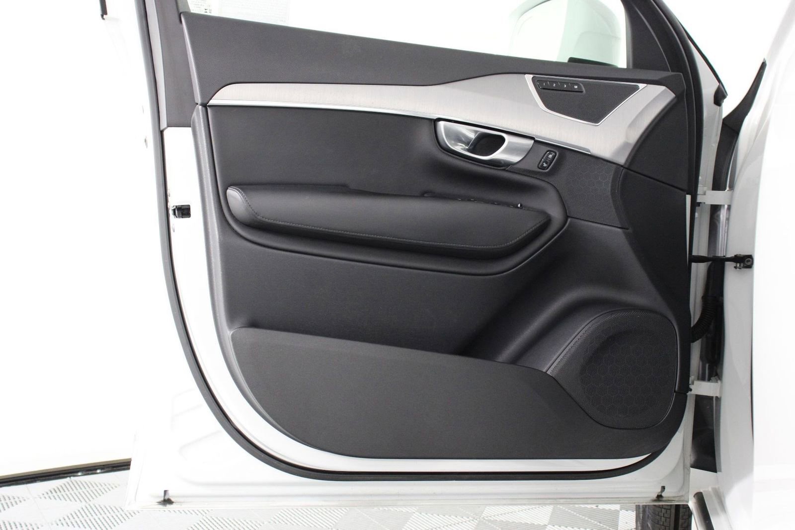 Certified 2024 Volvo XC90 B5 Core w/ Protection Package Premier image 17