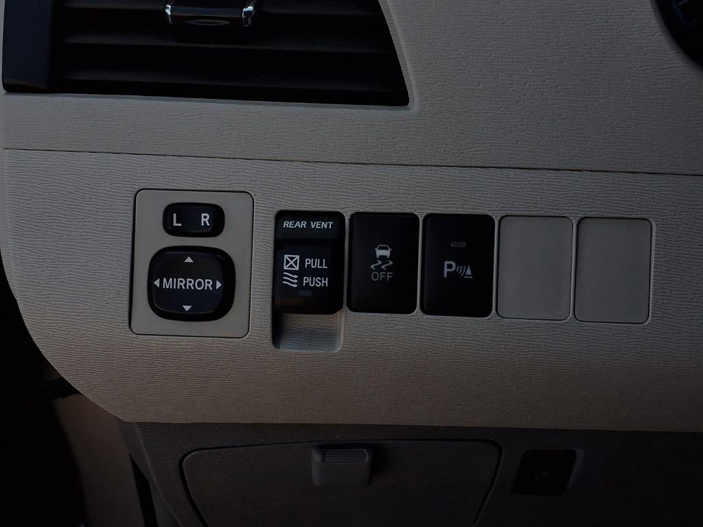Used 2013 Toyota Sienna XLE FWD image 12