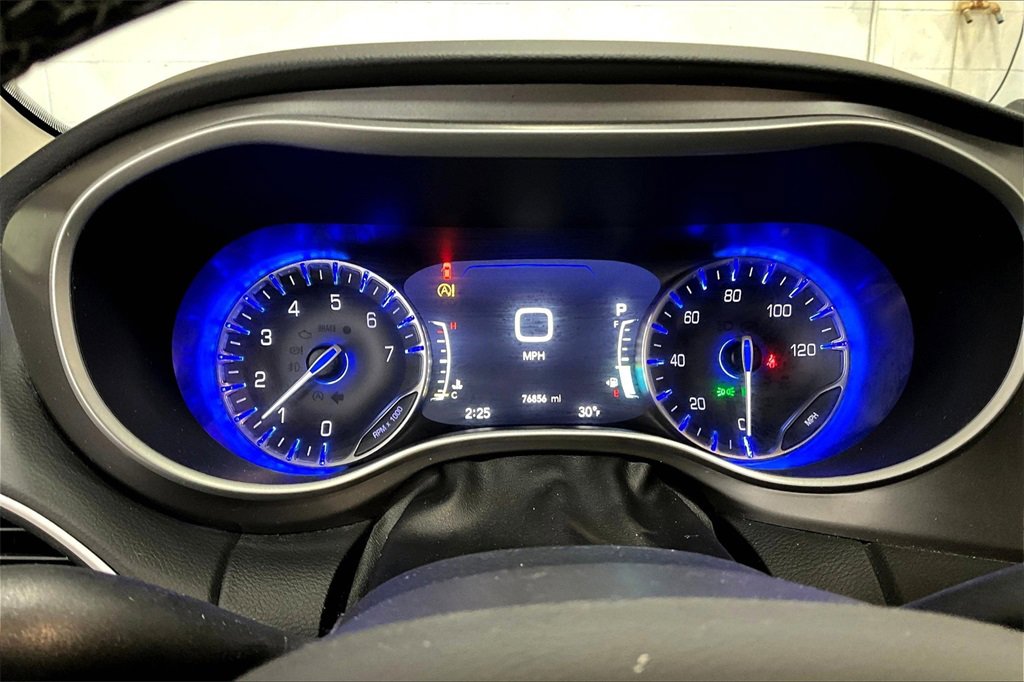 Used 2022 Chrysler Pacifica Touring-L image 12