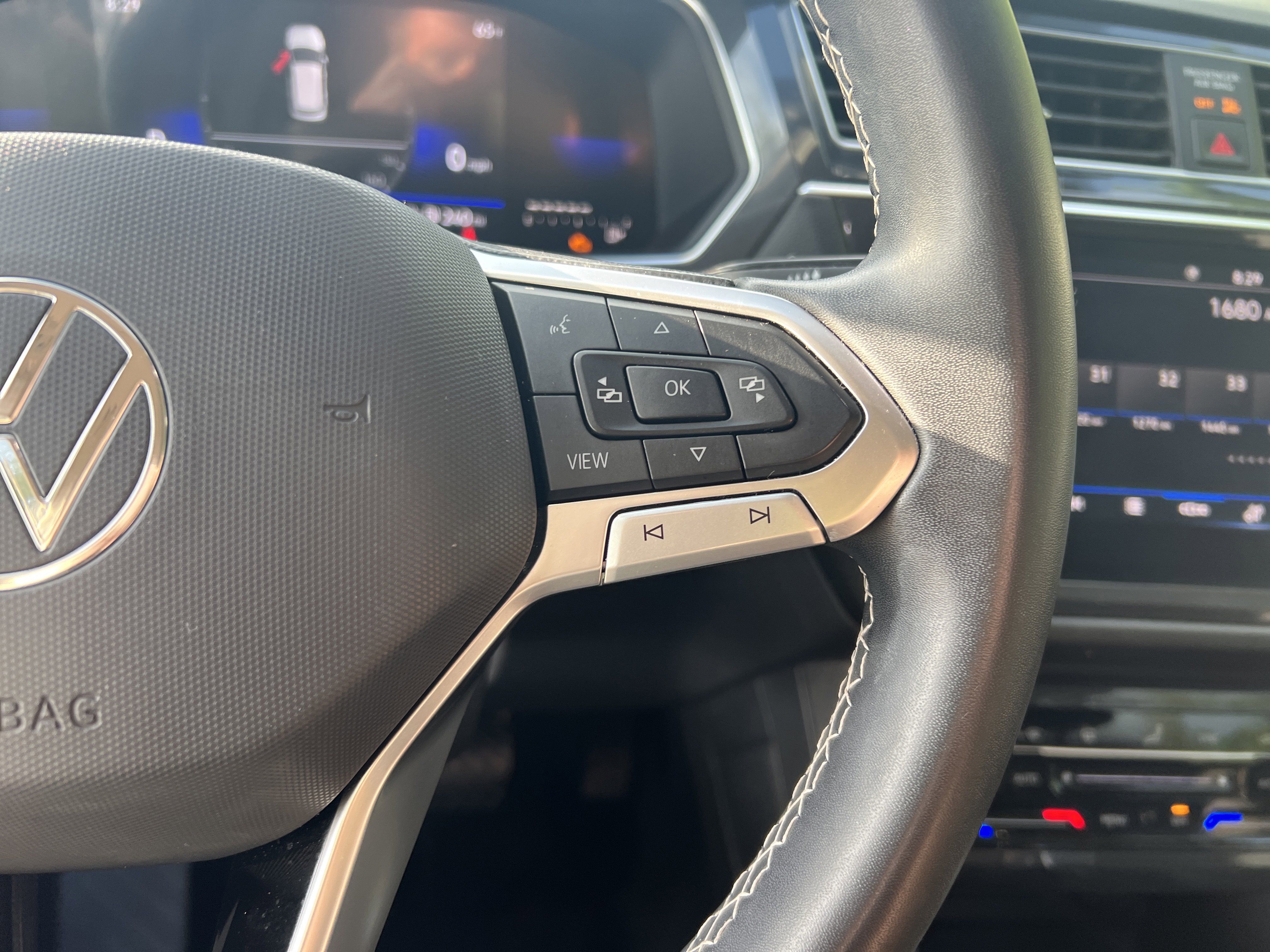 Certified 2023 Volkswagen Tiguan SE w/ Panoramic Sunroof Package FWD image 18