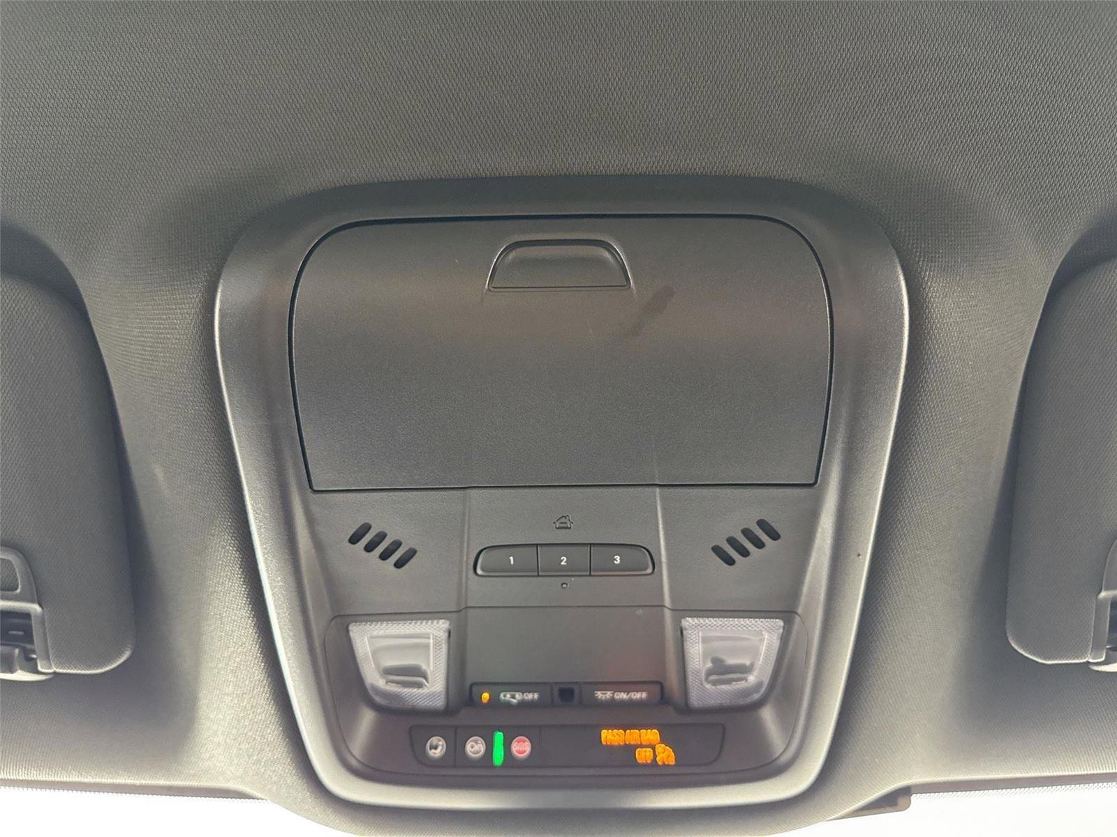 Used 2024 Buick Enclave Essence image 6