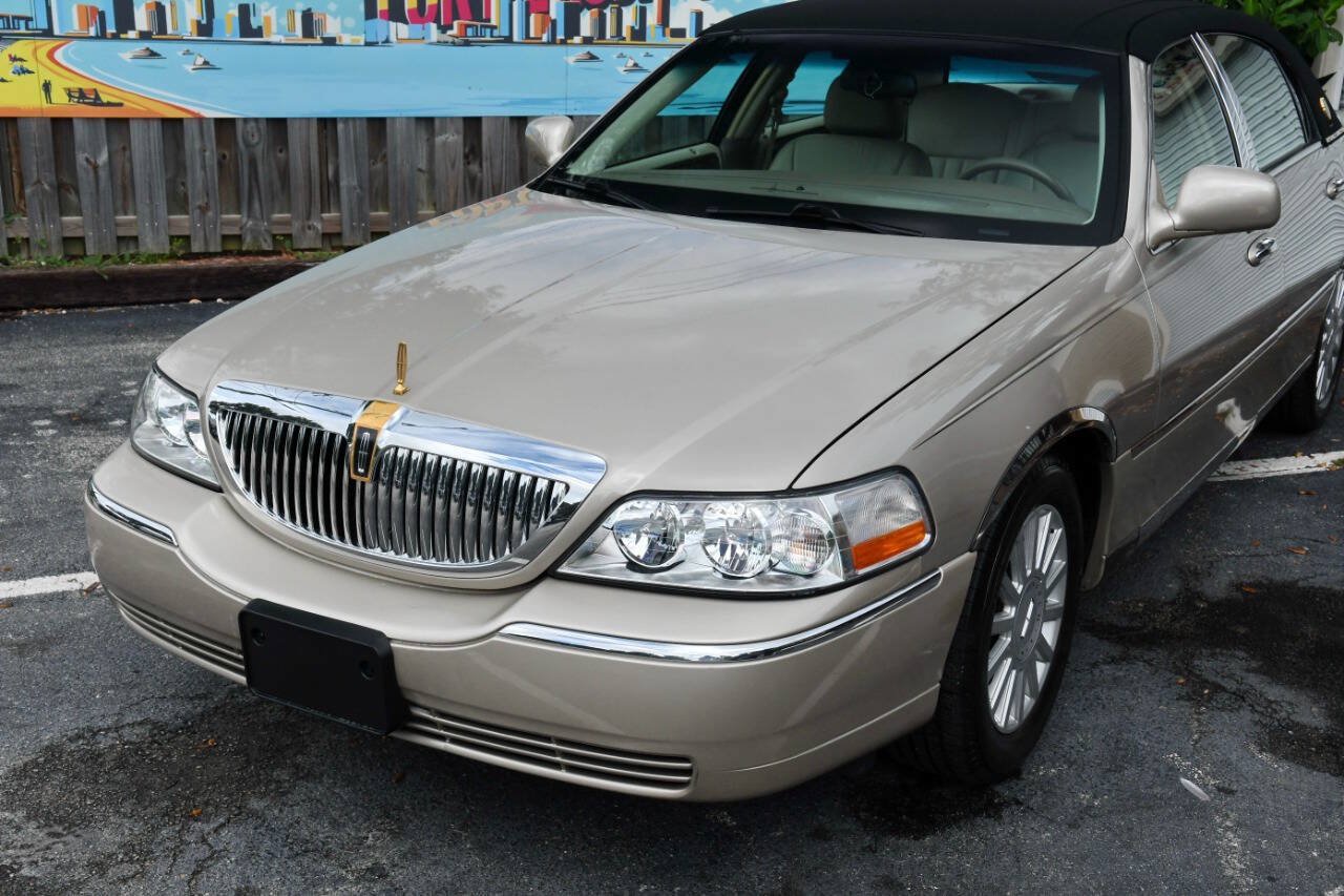 Used 2005 Lincoln Town Car Signature RWD image 5