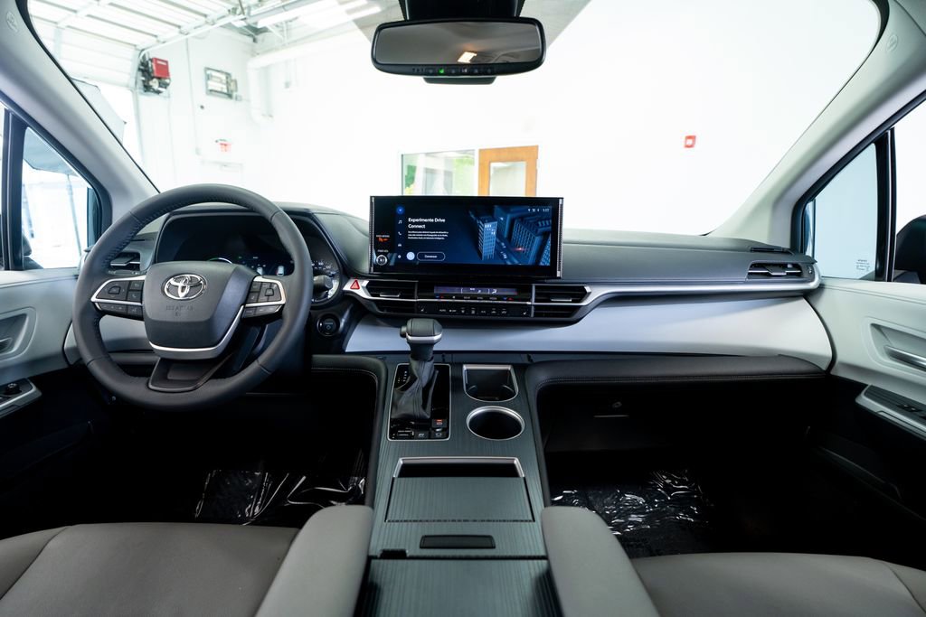 Used 2025 Toyota Sienna XLE image 43