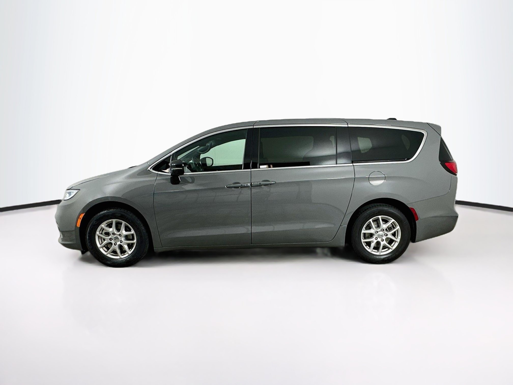 Used 2025 Chrysler Pacifica Select FWD image 4