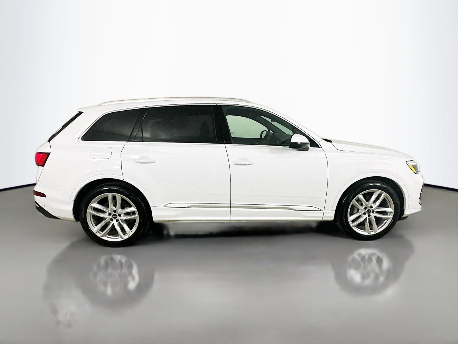 Certified 2025 Audi Q7 2.0T Premium w/ Premium Plus Package AWD/4WD image 4