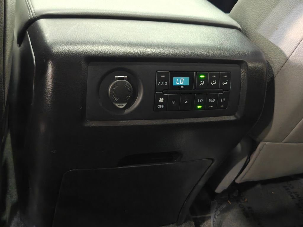 Used 2017 Toyota Sequoia Limited w/ Safety & Convenience Package AWD/4WD image 33