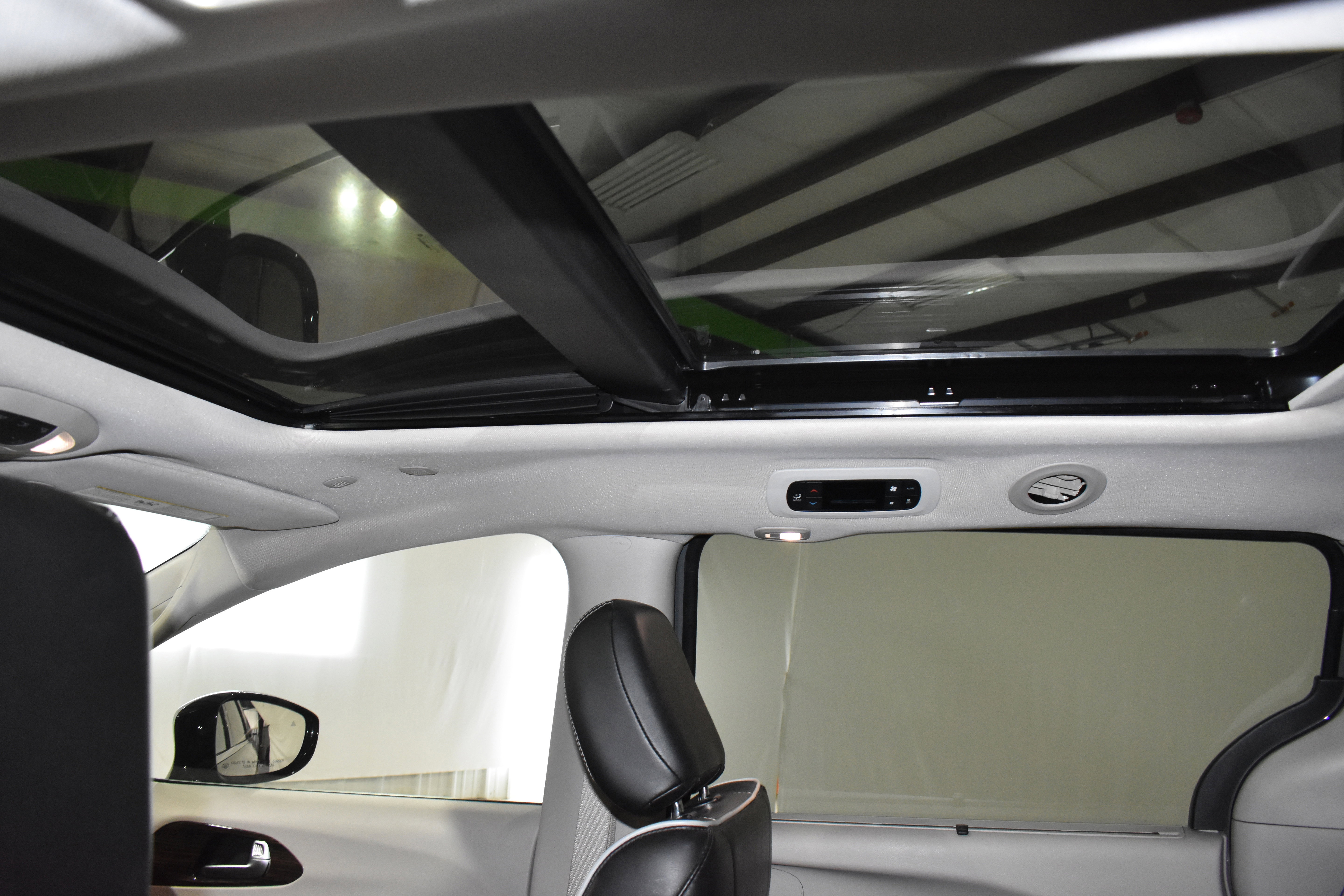 Used 2023 Chrysler Pacifica Limited FWD image 29