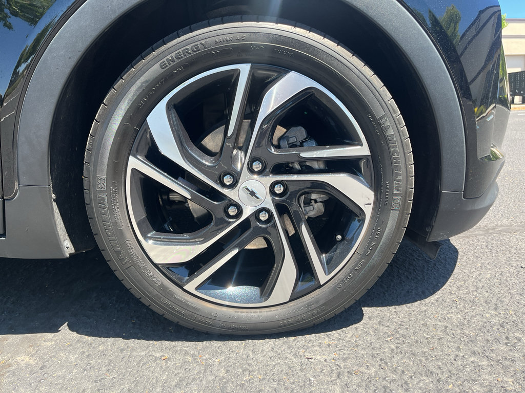 Used 2023 Chevrolet Bolt LT w/ Infotainment Package FWD image 10