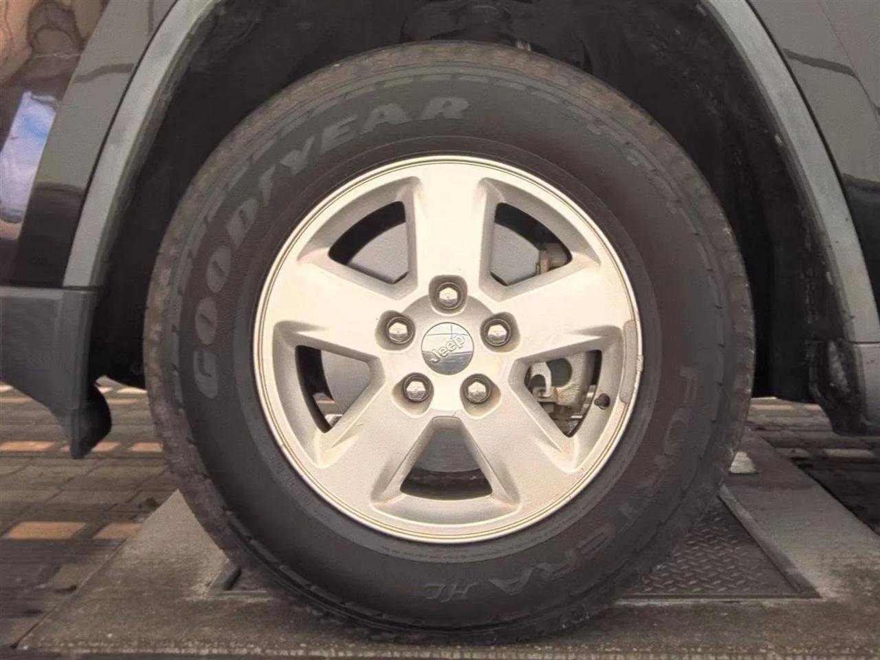 Used 2012 Jeep Grand Cherokee Laredo w/ Laredo E Group RWD image 9