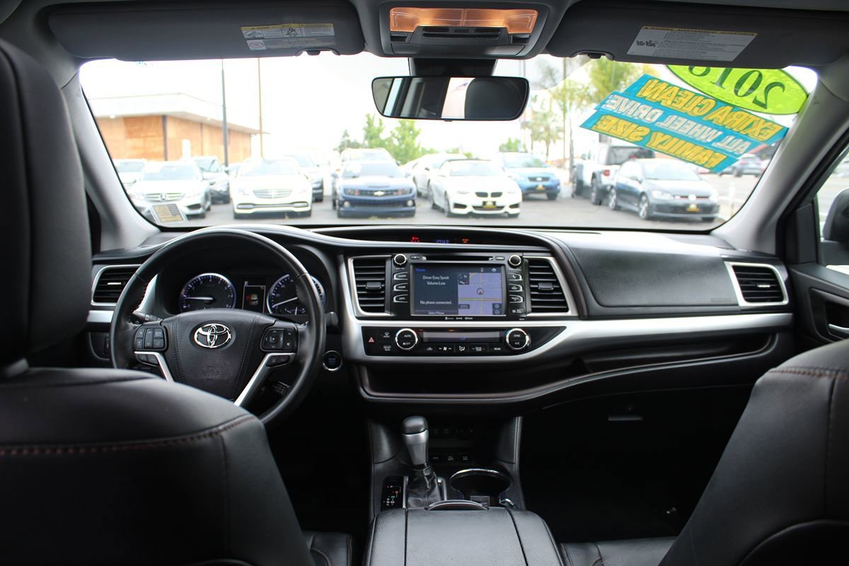 Used 2018 Toyota Highlander XLE AWD/4WD image 28