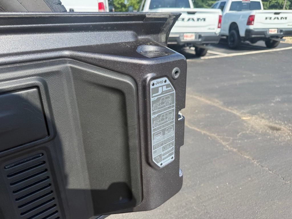 Used 2025 Jeep Wrangler Unlimited Sahara AWD/4WD image 53
