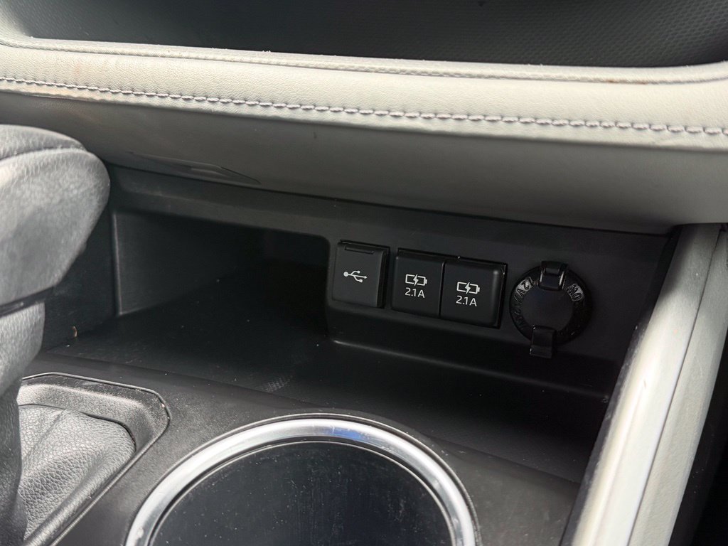 Used 2021 Toyota Highlander L FWD image 19