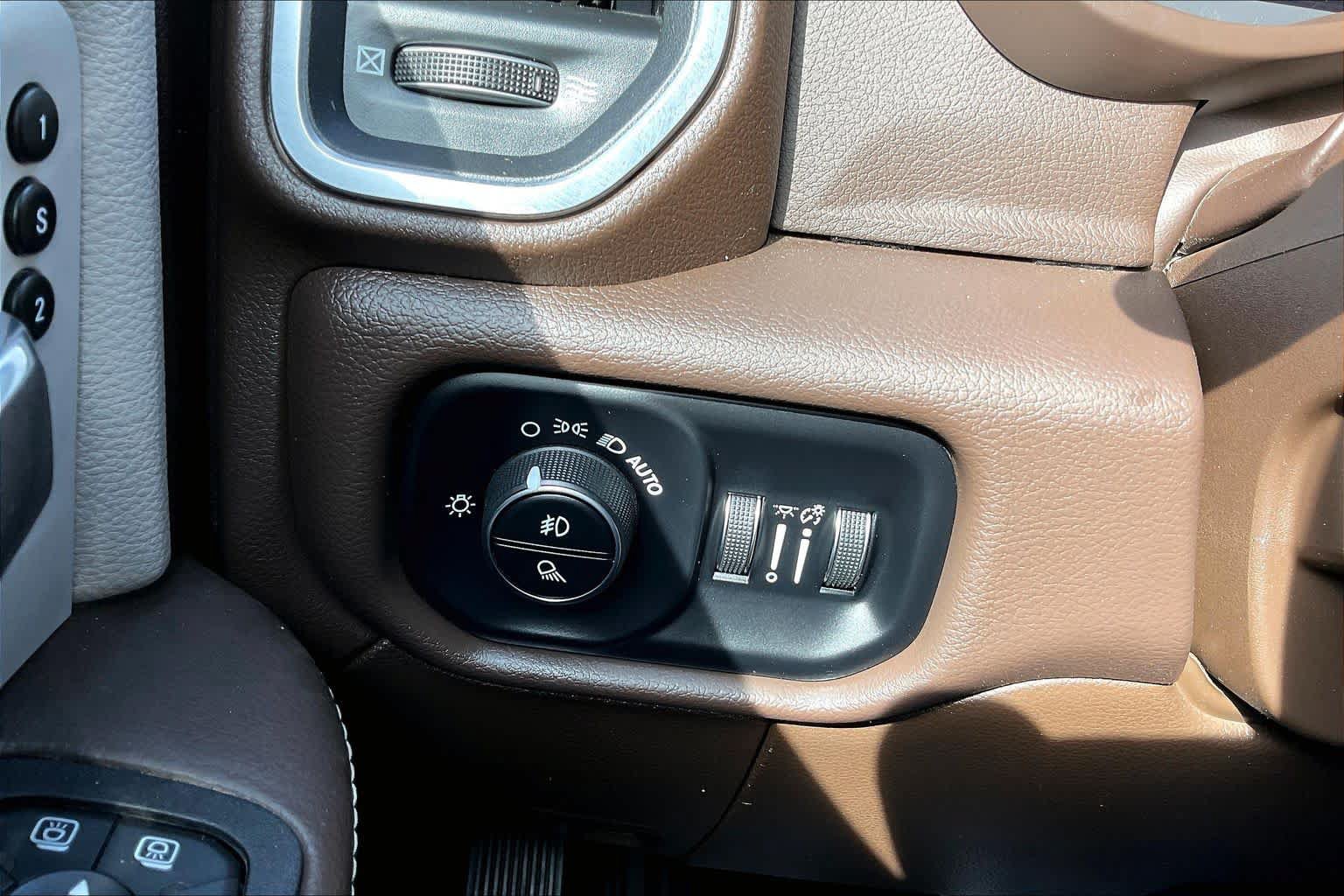 Used 2025 RAM 3500 Laramie AWD/4WD image 36