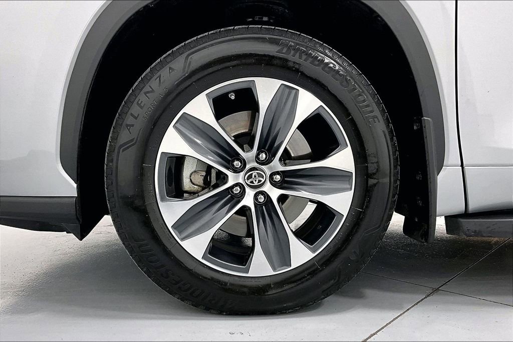 Used 2024 Toyota Highlander XLE image 11