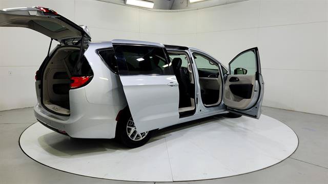 Used 2024 Chrysler Pacifica Touring-L FWD image 32
