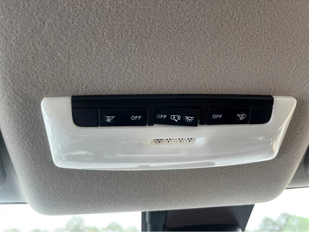 Used 2024 Nissan Versa S w/ Trunk Package image 30