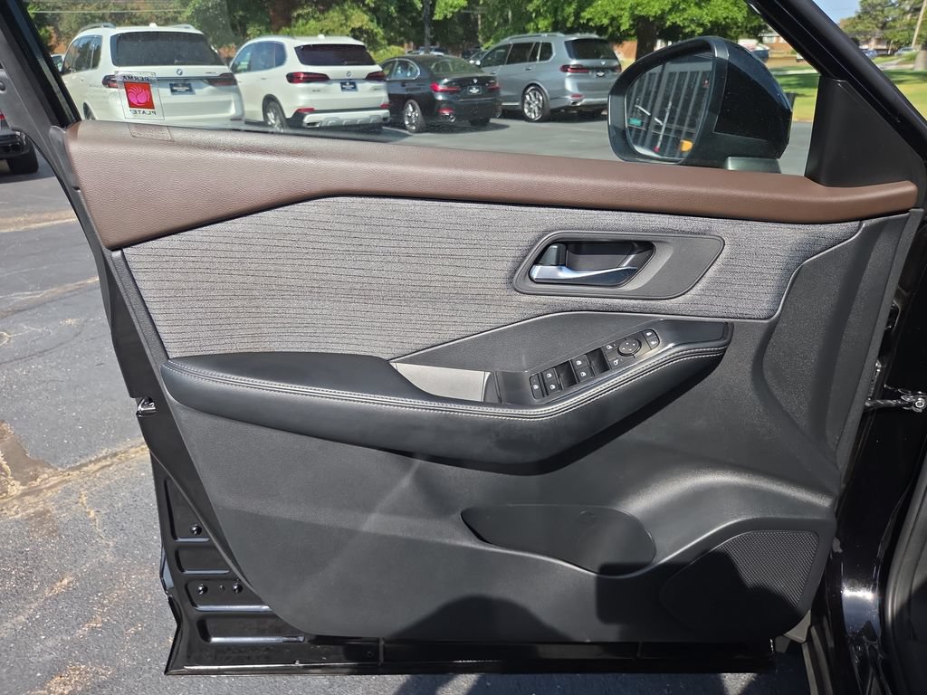 Used 2023 Nissan Rogue SV FWD image 11