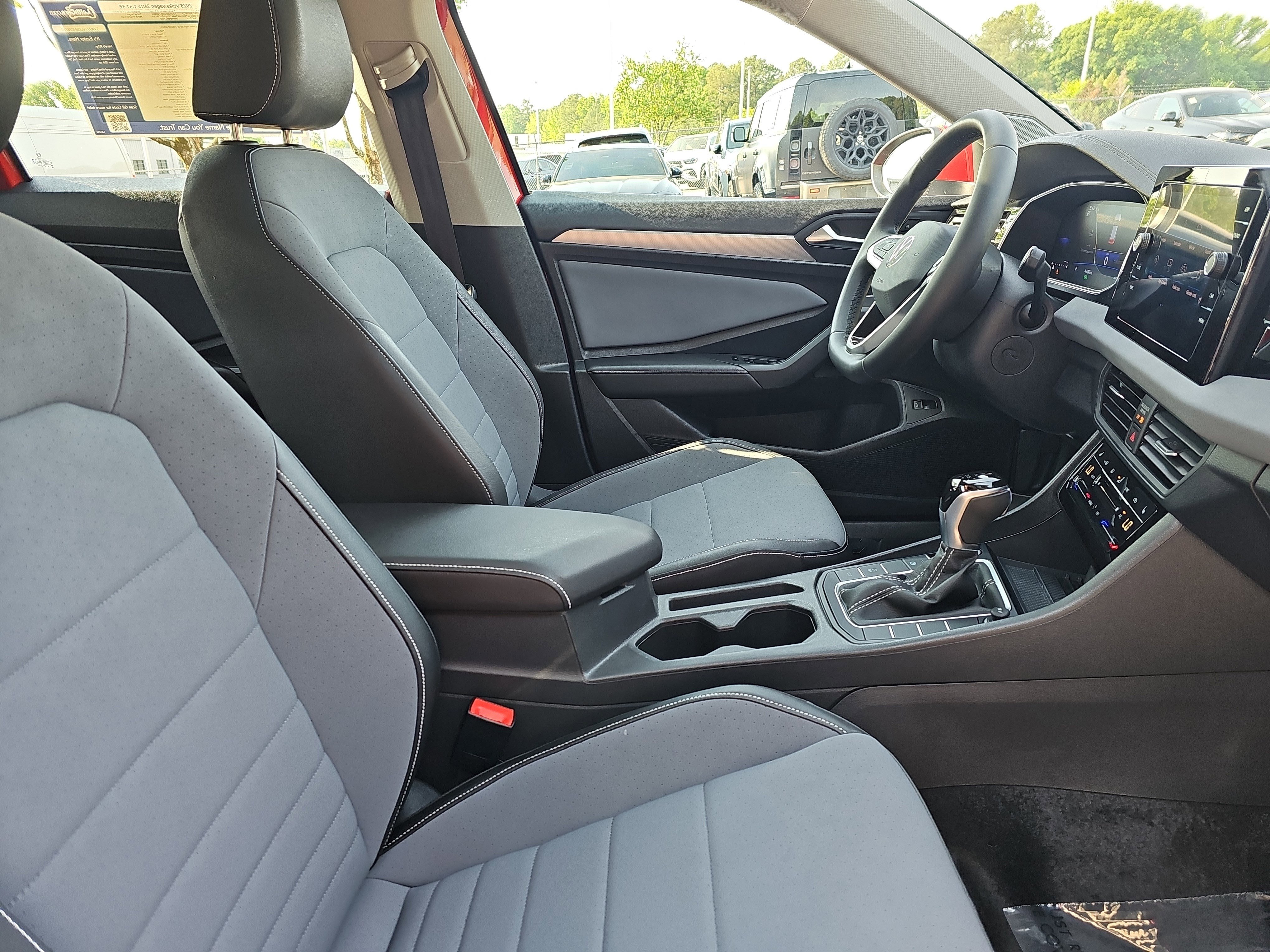 Used 2025 Volkswagen Jetta SE w/ Sunroof Package FWD image 10