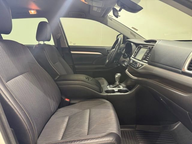 Used 2017 Toyota Highlander Plus FWD image 28