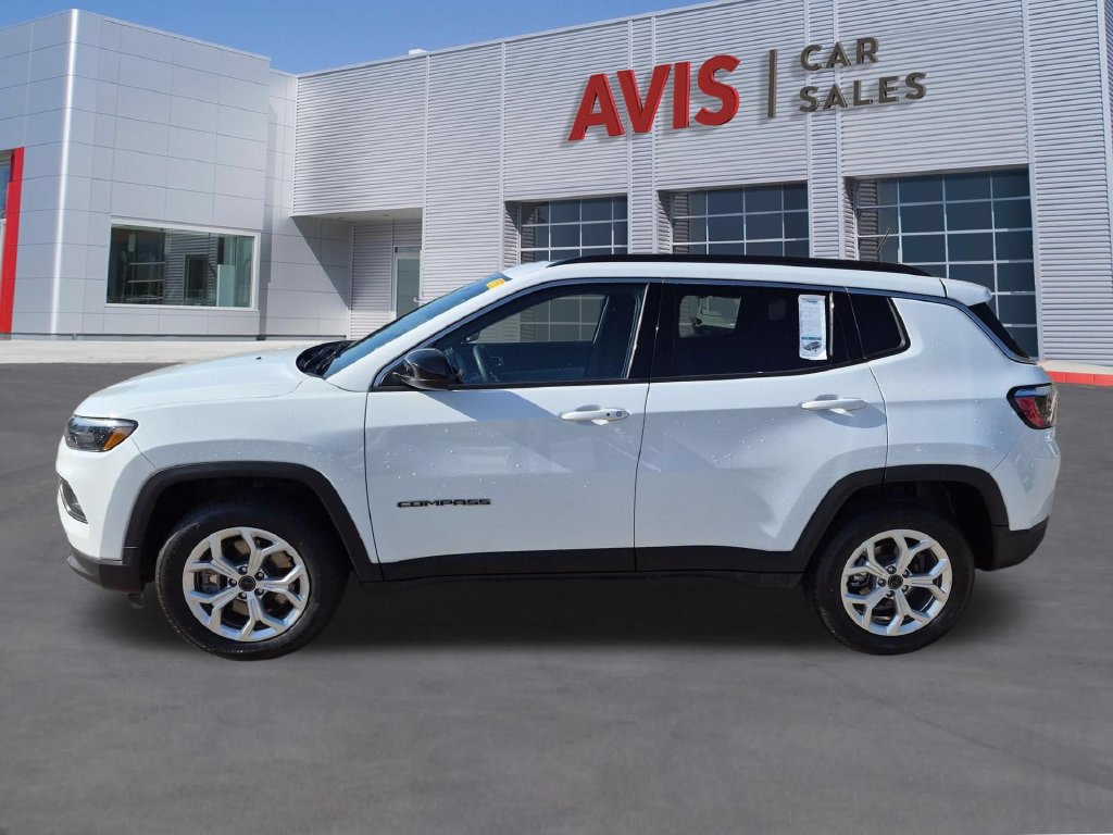 Used 2025 Jeep Compass Latitude w/ Sun & Sound Group AWD/4WD image 8