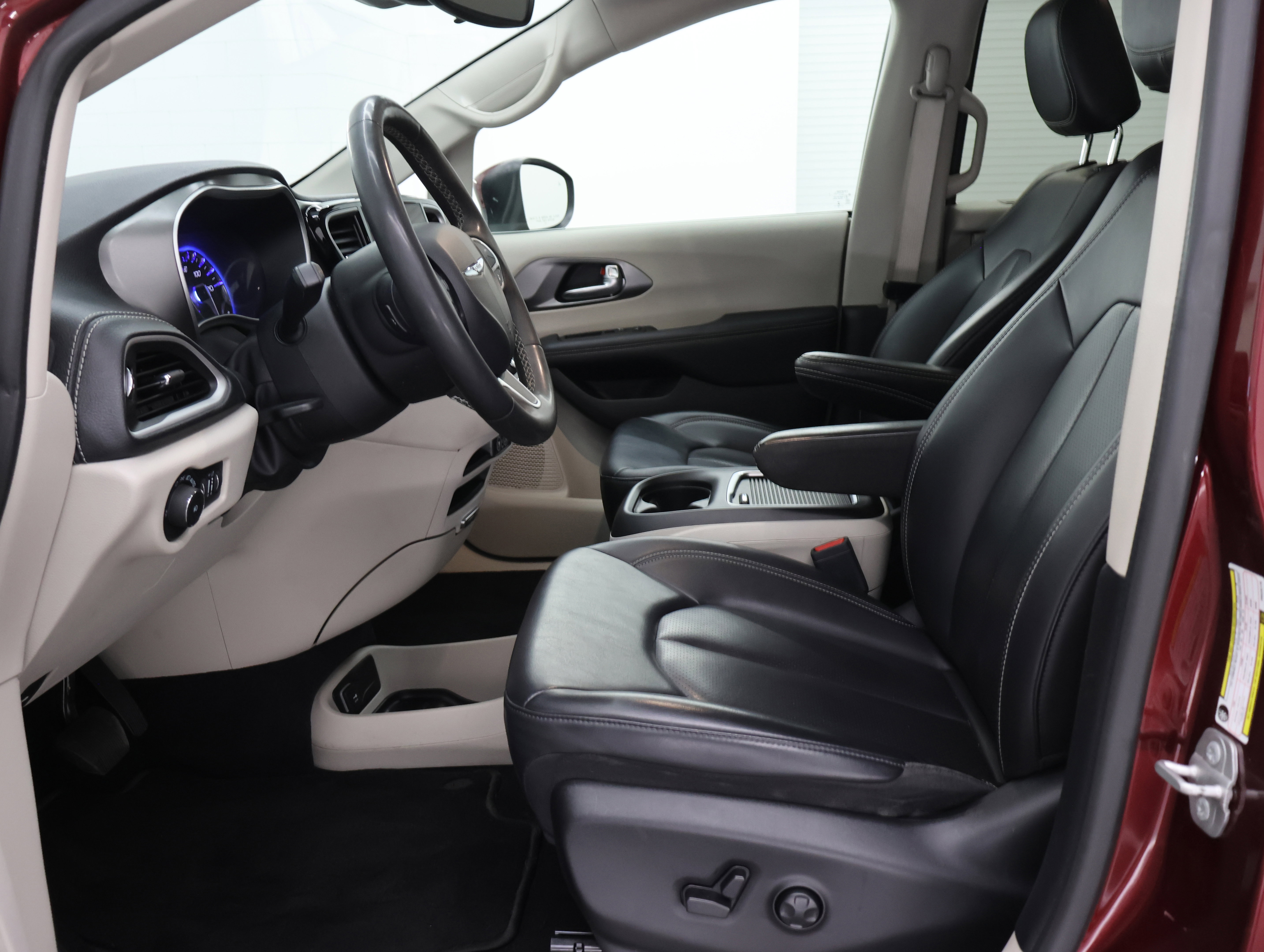 Used 2023 Chrysler Pacifica Touring-L AWD/4WD image 8