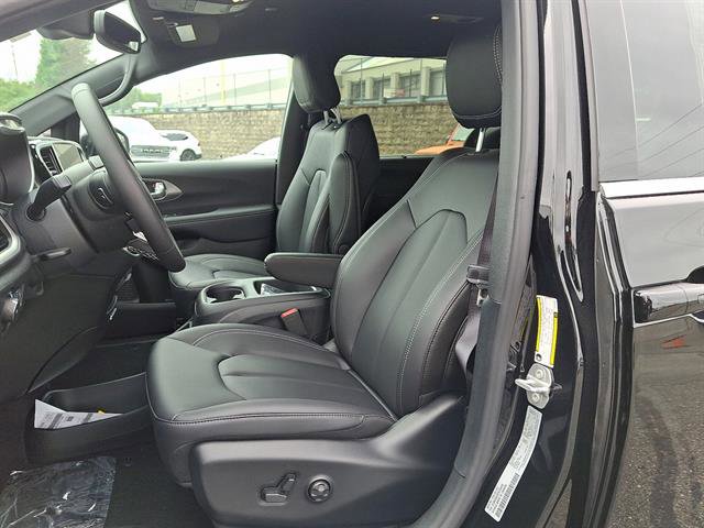New 2026 Chrysler Pacifica Select image 10