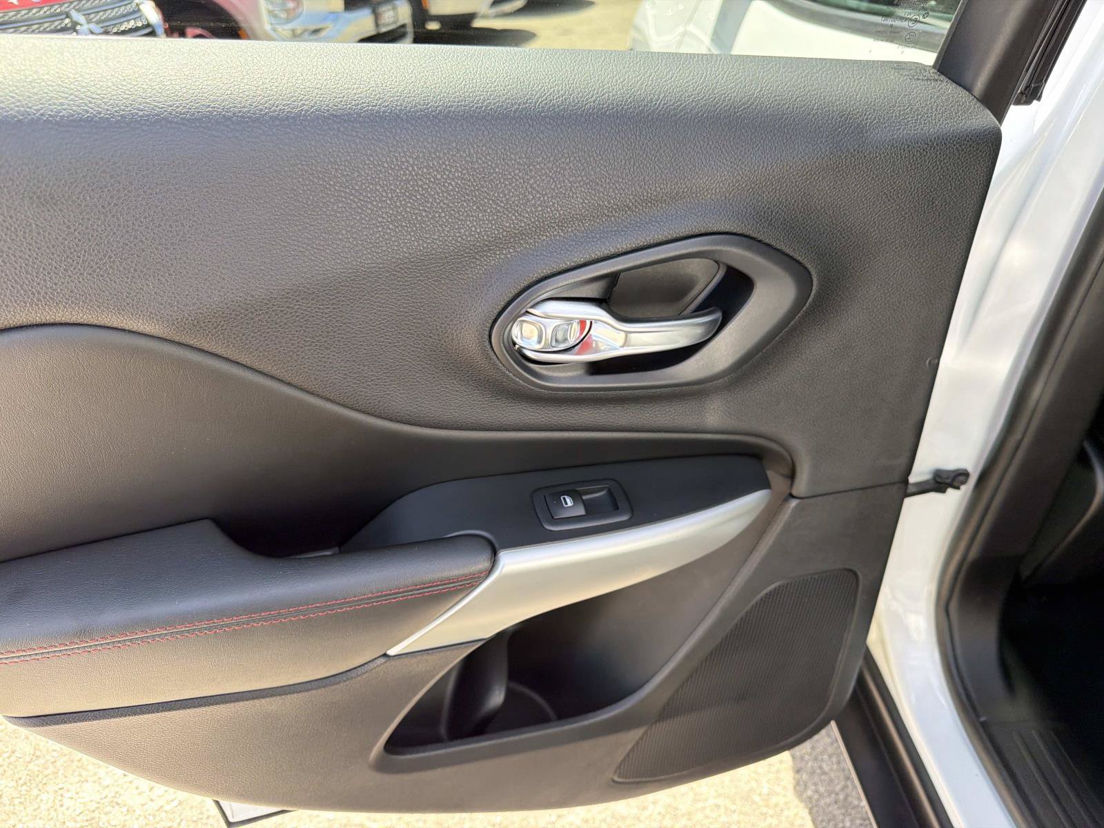 Used 2018 Jeep Cherokee Trailhawk AWD/4WD image 9
