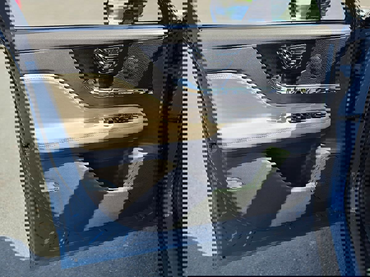 Used 2023 Lincoln Corsair FWD w/ Rear Removable Package Tray image 22