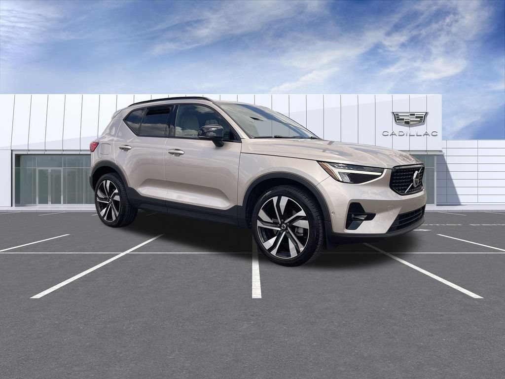 Used 2023 Volvo XC40 B5 Plus w/ Driver Assist Package AWD/4WD image 2
