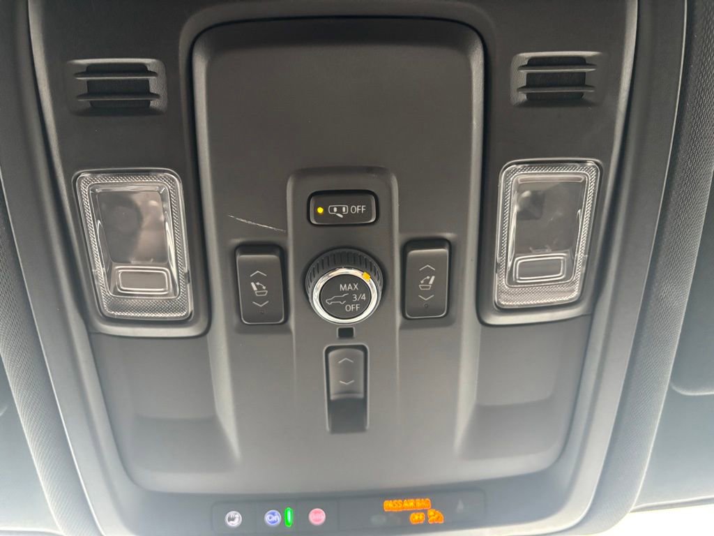 Used 2025 Chevrolet Suburban High Country image 34