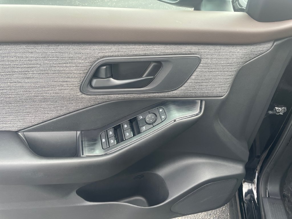 Used 2023 Nissan Rogue S AWD/4WD image 16