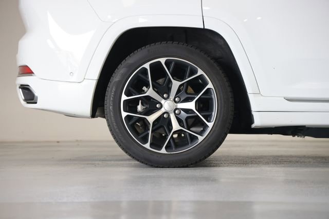 Used 2022 Jeep Grand Cherokee Summit AWD/4WD image 17