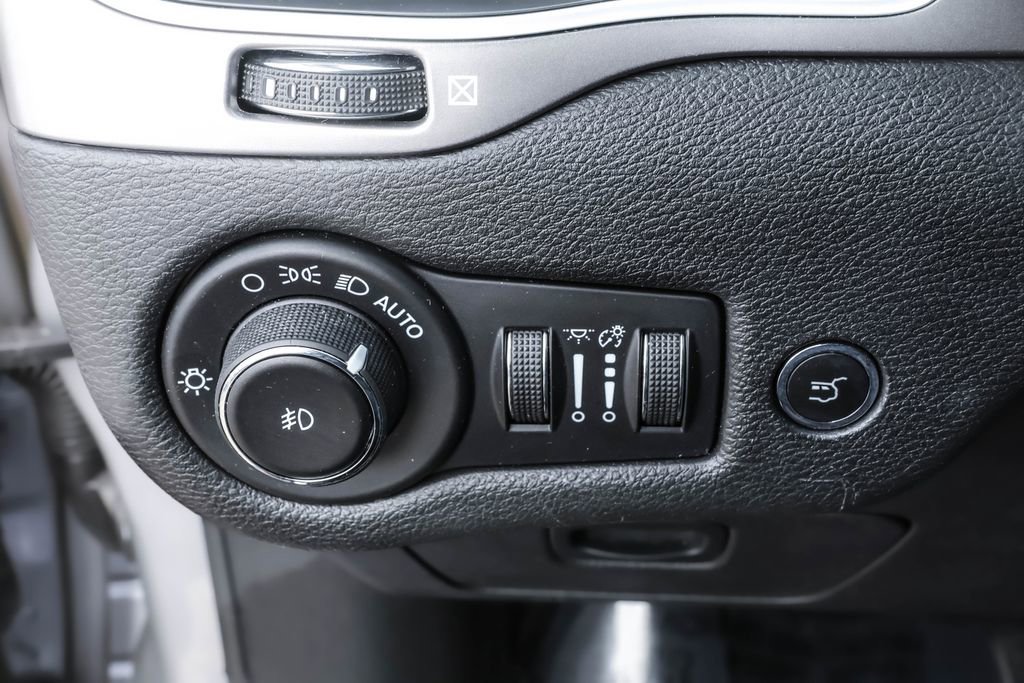 Used 2020 Jeep Cherokee Latitude Lux w/ Comfort/Convenience Group image 18