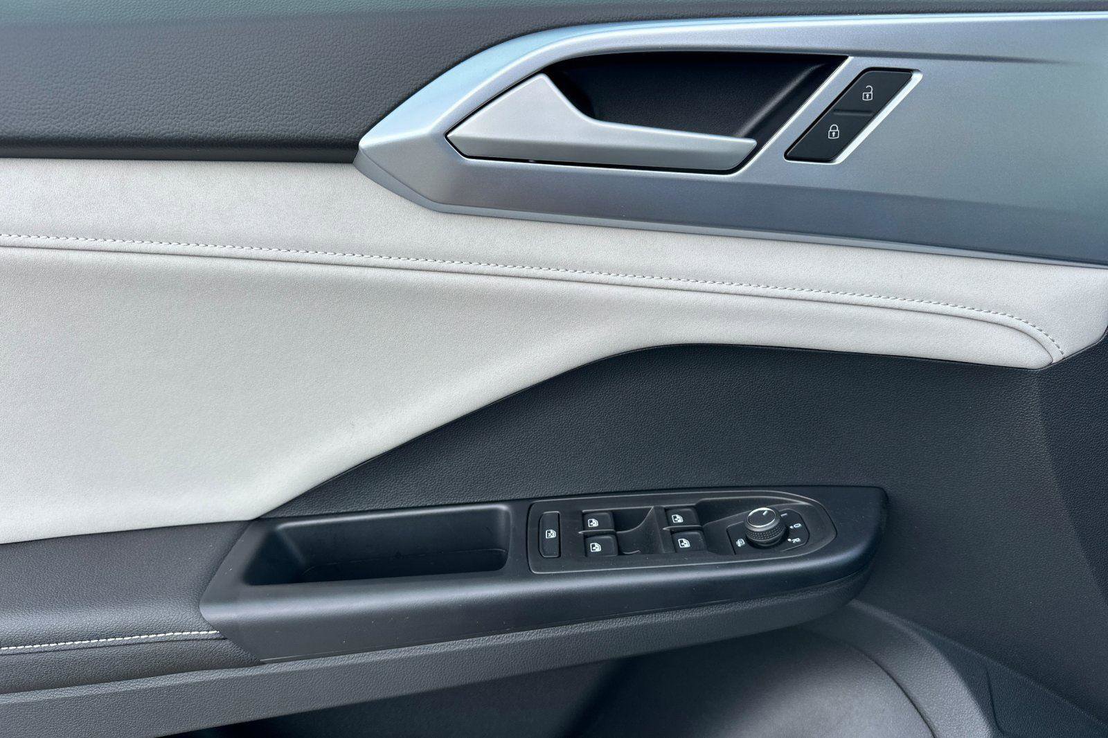 New 2026 Volkswagen Taos SE image 10