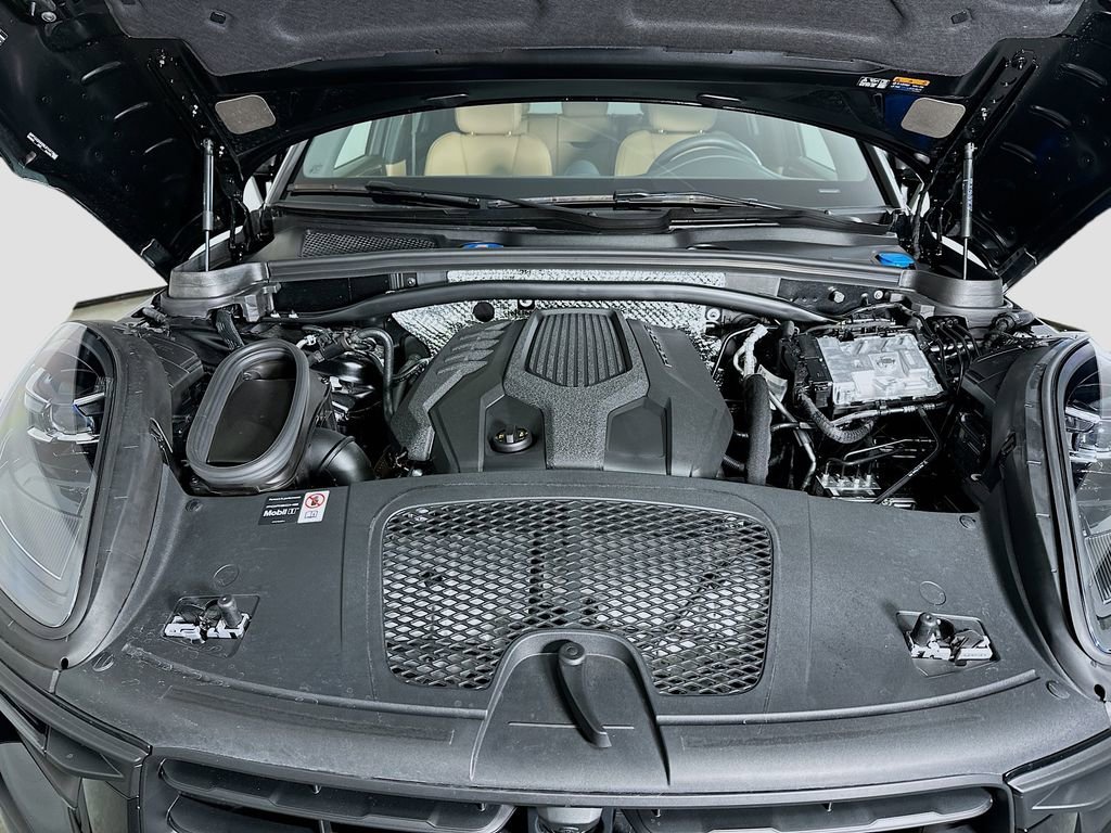 Used 2025 Porsche Macan image 33
