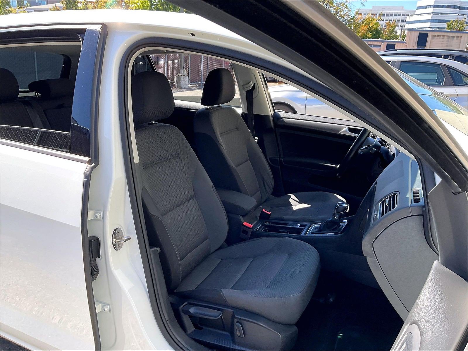 Used 2018 Volkswagen e-Golf SE FWD image 6