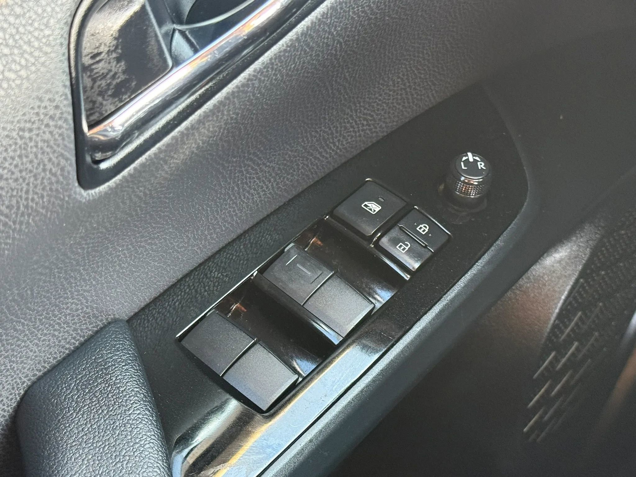 Used 2022 Toyota Prius Prime LE FWD image 38
