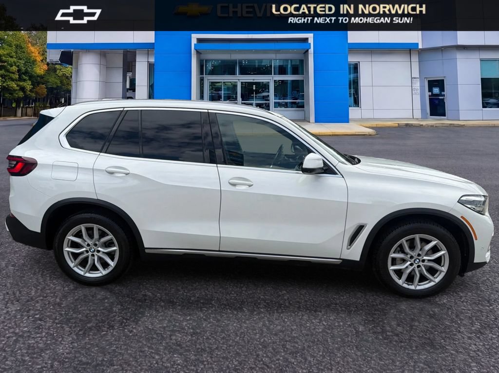 Used 2022 BMW X5 xDrive40i w/ Parking Assistance Package AWD/4WD image 4