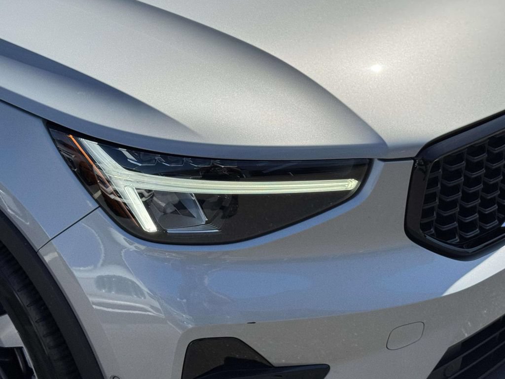 Certified 2023 Volvo XC40 B5 Plus w/ Driver Assist Package AWD/4WD image 7