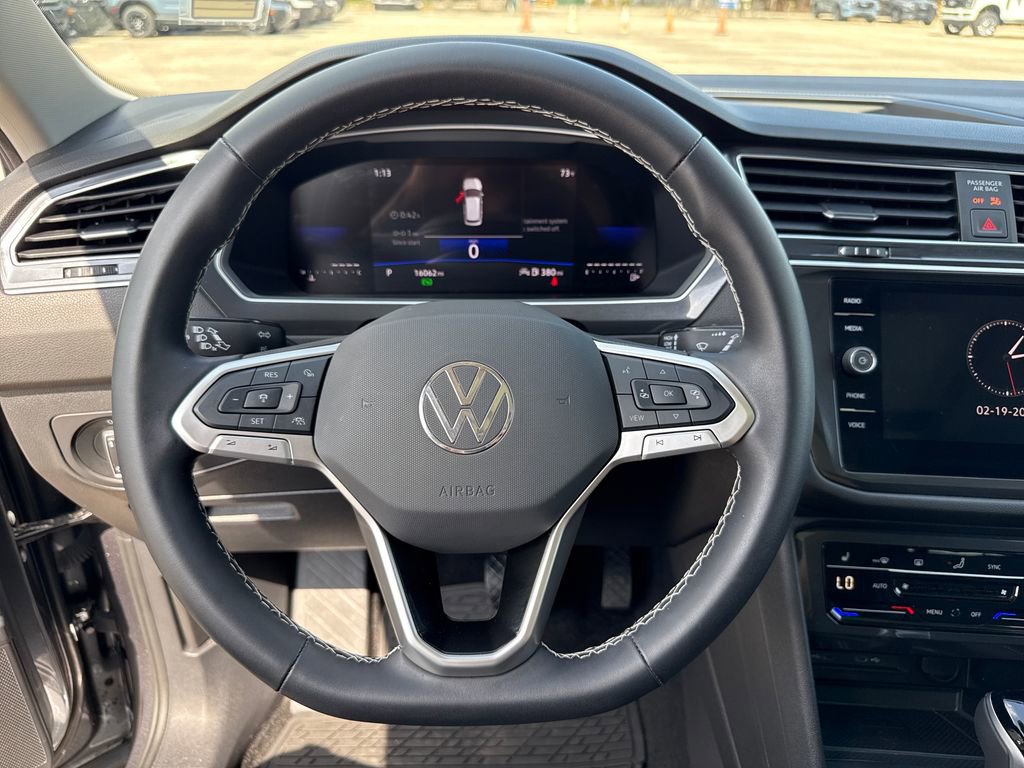 Used 2024 Volkswagen Tiguan SE w/ Panoramic Sunroof Package image 15