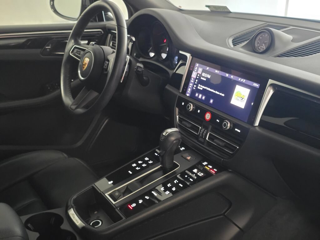 Certified 2024 Porsche Macan AWD/4WD image 27