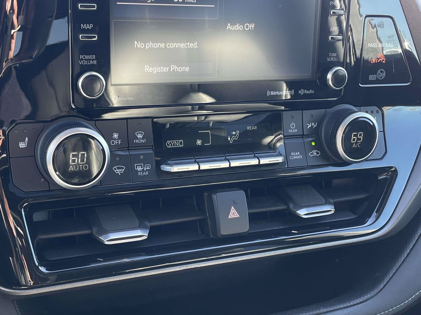 Used 2020 Toyota Highlander XLE FWD image 18