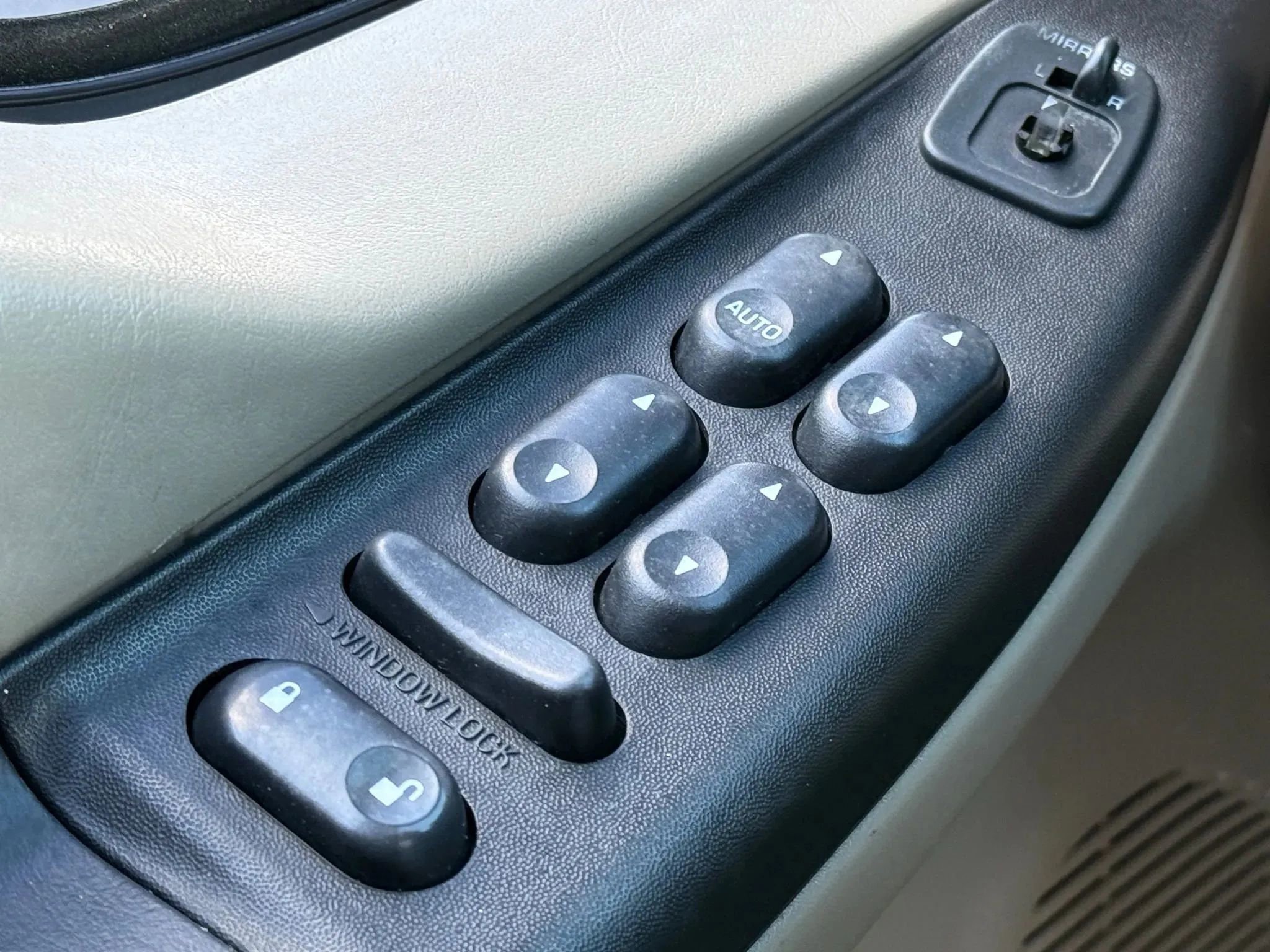 Used 2005 Ford Excursion XLS image 23