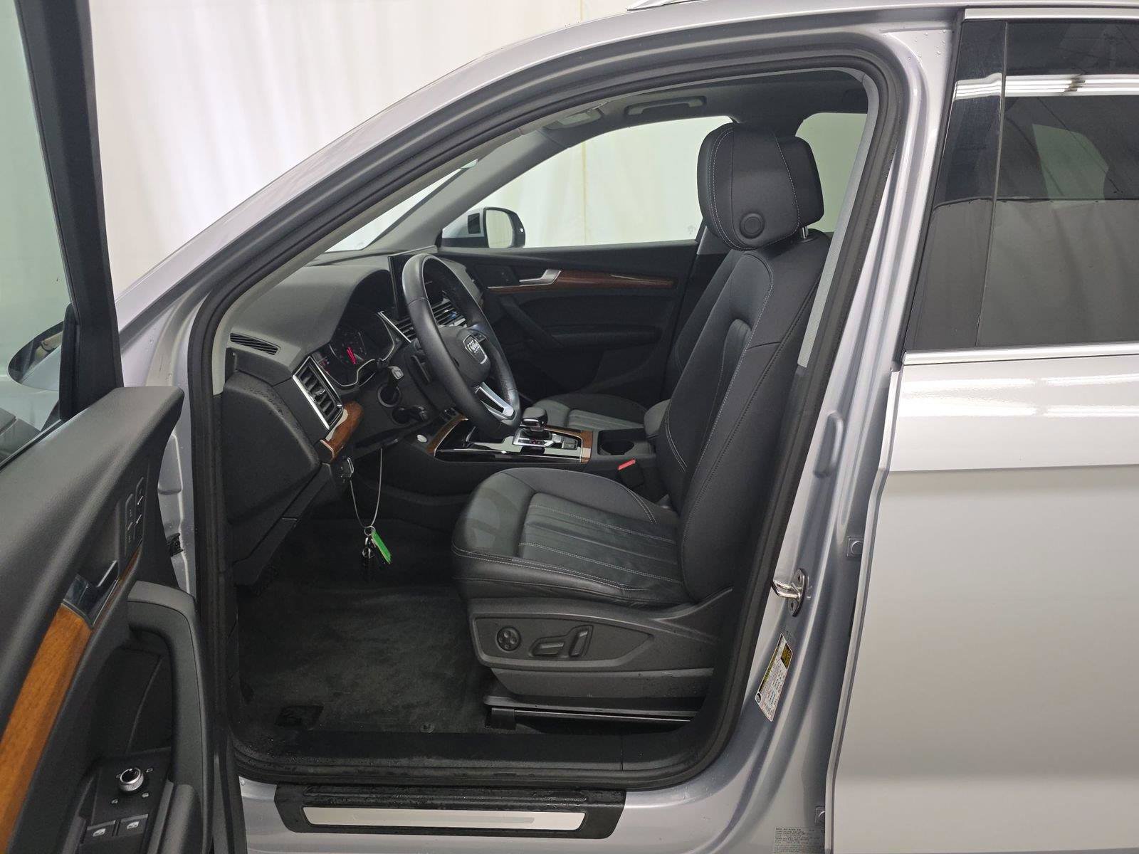 Used 2023 Audi Q5 2.0T Premium w/ Convenience Package AWD/4WD image 5