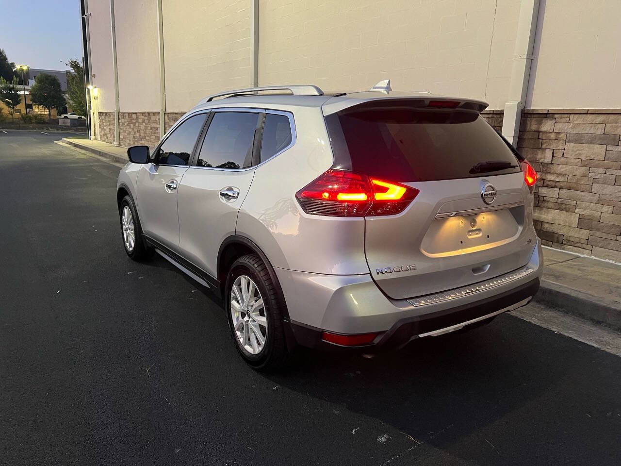 Used 2017 Nissan Rogue SV image 5